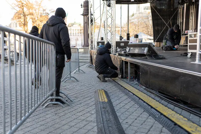 Organisateurs vérifiant les installations de sécurité avant l’ouverture d’un événement en plein air