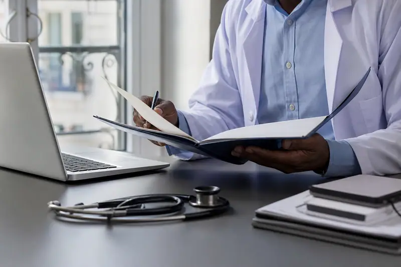 Professionnelle de santé relisant un contrat d’assurance dans un cabinet médical lumineux
