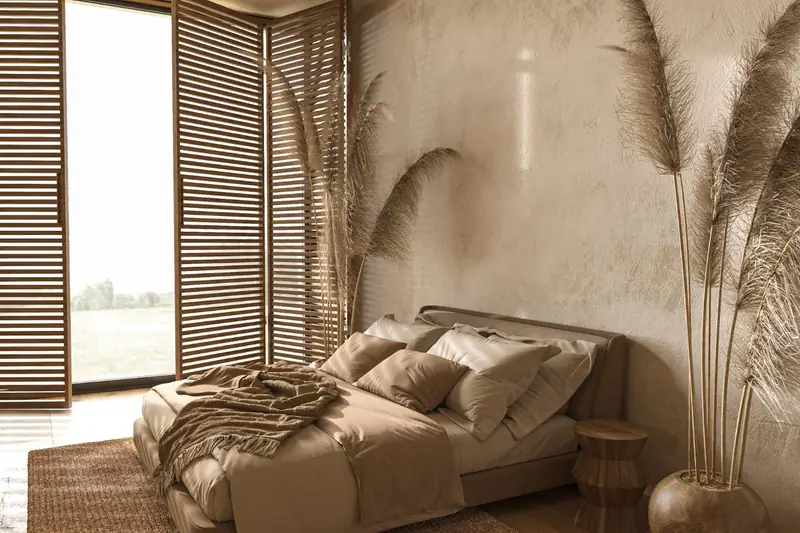 Chambre moderne beige et noire avec lit en lin, mur sombre, tapis clair et éclairage doux