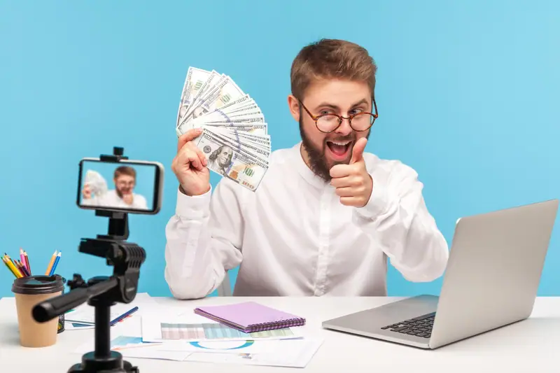 Comparaison de simulations de crédit de 2 000 euros avec TAEG et mensualités sur un bureau