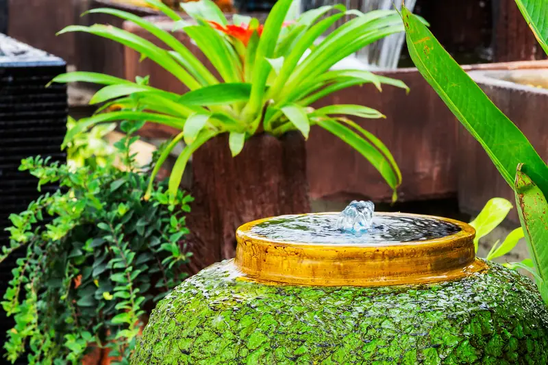 Fontaine d’intérieur en céramique sur un buffet stable dans un salon lumineux et épuré
