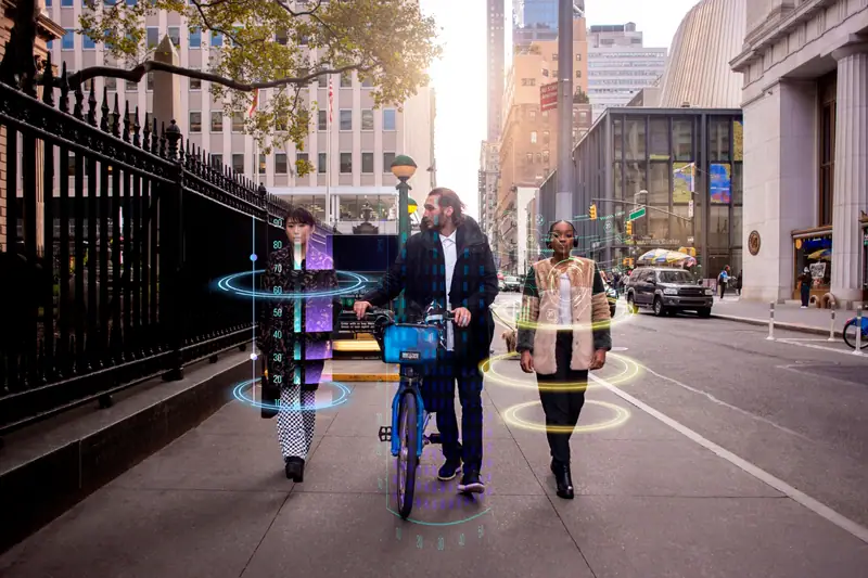 Voyageurs consultant un plan de métro sur un quai lumineux de New York