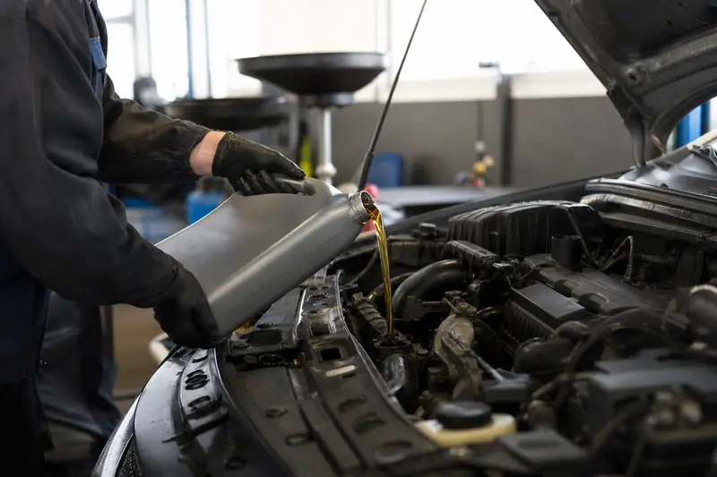 Bidon d’huile moteur 5W30 biosourcée près d’un moteur automobile entretenu en atelier