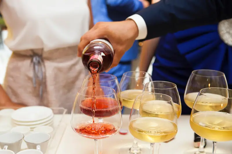 Dégustation de vins d’Alsace sur une foire viticole avec vignerons et visiteurs