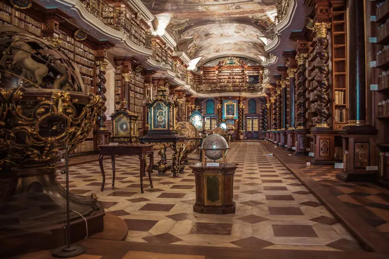Salle de bibliothèque historique française aux boiseries, avec manuscrits et livres anciens protégés