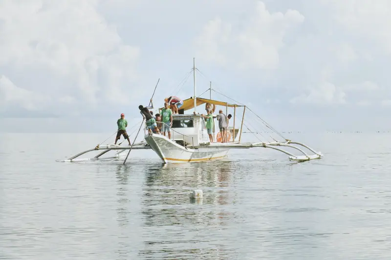 Équipage maldivien sur un dhoni traditionnel pêchant le thon au large d’un atoll