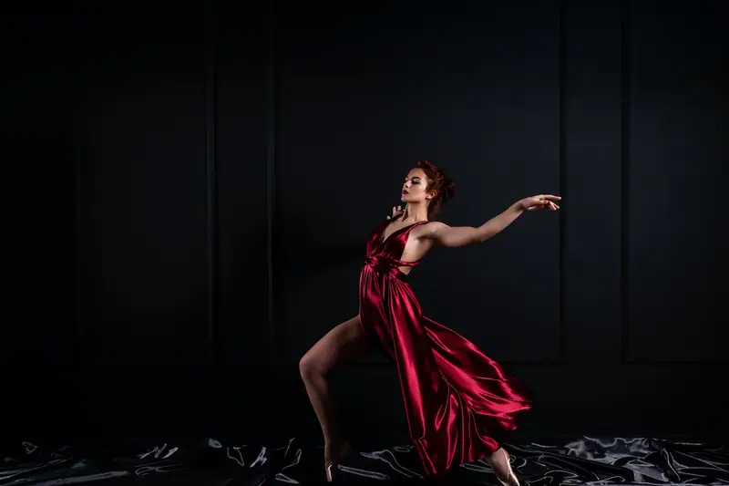 Danseurs de salsa travaillant leurs appuis et leur posture dans une salle lumineuse