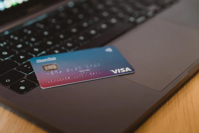 Paiement en ligne sécurisé avec une carte virtuelle affichée sur une application bancaire
