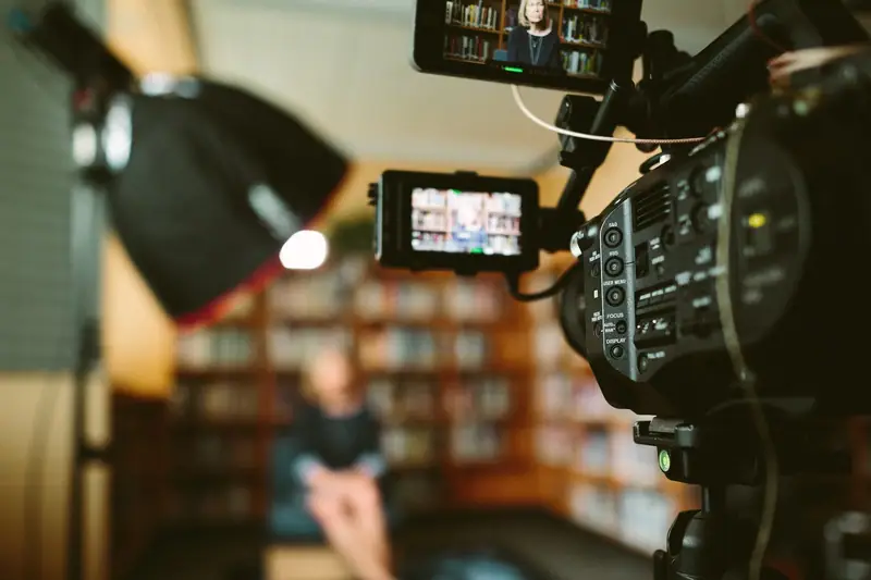 Étudiants en audiovisuel préparant une caméra et une perche son sur un plateau de tournage