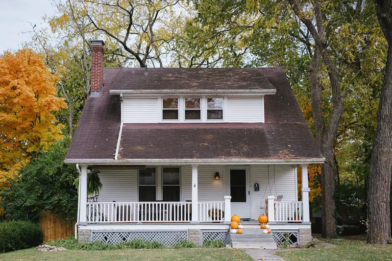 Propriétaires comparant plans, diagnostics et ventes locales pour estimer une maison
