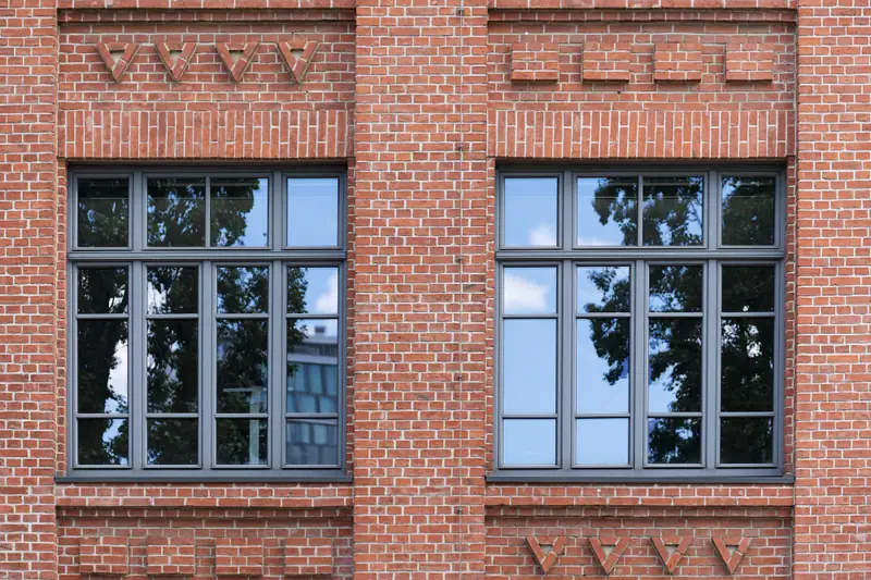 Fenêtre triple vitrage ouverte dans une maison rénovée, avec vitrage épais et cadre isolant