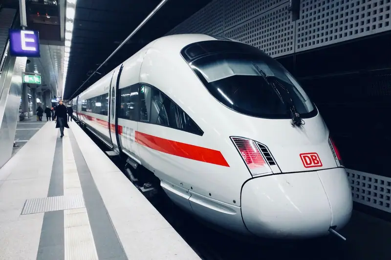 Voiture panoramique d’un train de luxe traversant des montagnes au coucher du soleil