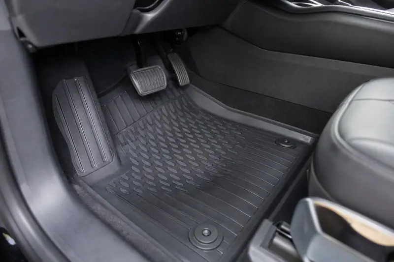 Tapis de sol antidérapant sur mesure fixé au plancher côté conducteur d’une voiture