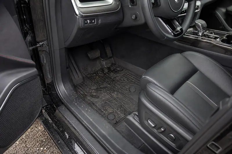 Tapis de sol en TPE sur mesure à rebords protégeant le plancher avant d’une voiture